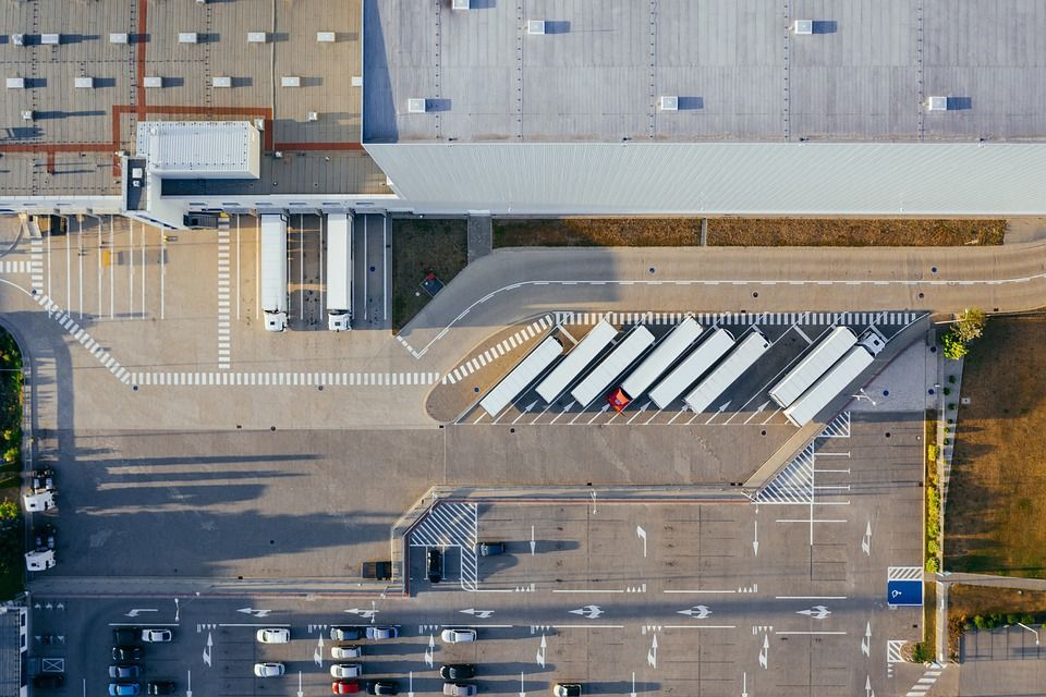 Zalety stosowania urządzeń do transportu ciągłego w przemyśle