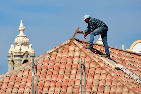 Ocieplanie dachu – jak to się robi i jakie produkty izolacyjne warto wybrać?