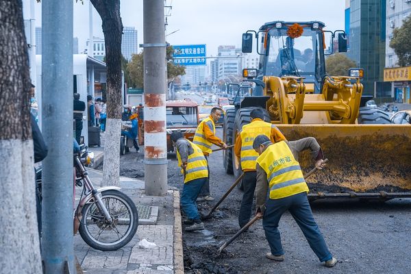 Narzędzia na wyciągnięcie ręki: zalety sklepów budowlanych online